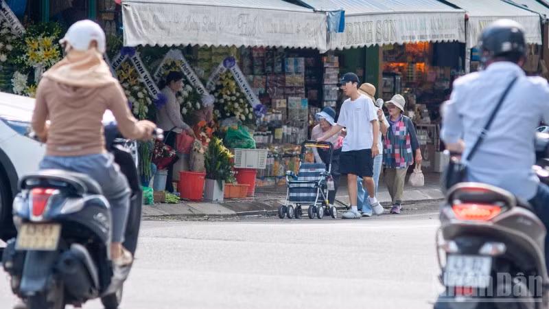 Du khách tràn xuống lòng đường do vỉa hè bị lấn chiếm tại chợ Hàn.