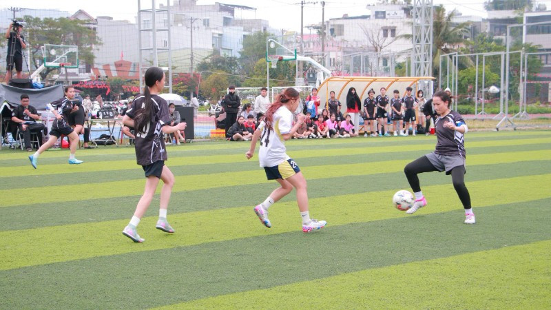 Các đội bóng nữ tranh tài.