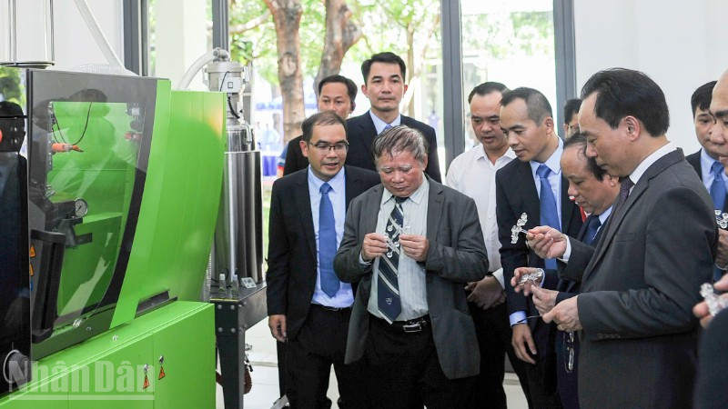 Đại biểu tham quan Phòng Thí nghiệm trọng điểm Quốc gia dùng chung Cơ điện tử và Ứng dụng tại Trường đại học Bách khoa (Đại học Đà Nẵng).