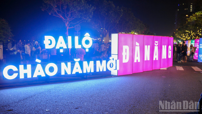 Đại lộ chào năm mới tại phố đi bộ Bạch Đằng (thành phố Đà Nẵng) trong đêm 31/12/2025.