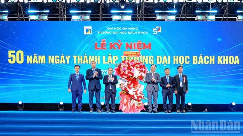 Trường đại học Bách khoa, Đại học Đà Nẵng đón nhận lẵng hoa chúc mừng của Bộ Giáo dục và Đào tạo.