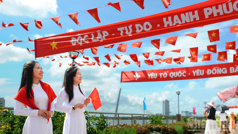 Người dân Đà Nẵng nô nức ra đường ăn mừng Tết Độc lập.