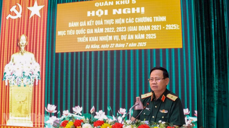 Thiếu tướng Hứa Văn Tưởng. Phó Tư lệnh Quân khu, Trưởng ban chỉ đạo thực hiện các dự án trong Chương trình mục tiêu quốc gia phát biểu chỉ đạo tại hội nghị.