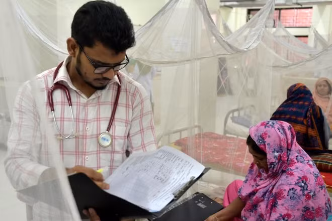 Bệnh nhân mắc sốt xuất huyết đang được điều trị tại một bệnh viện ở Dhaka, Bangladesh. (Ảnh: Tân Hoa xã)