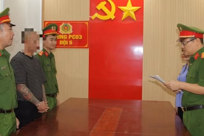 Cơ quan Cảnh sát điều tra Công an tỉnh Nghệ An đọc lệnh khởi tố vụ án, khởi tố bị can đối với Nguyễn Duy Sơn.