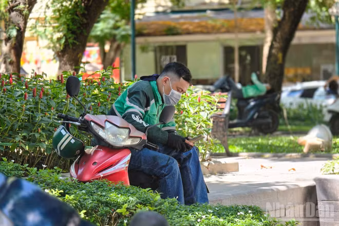 Lao động nền tảng tại Hà Nội. (Ảnh MINH DUY)
