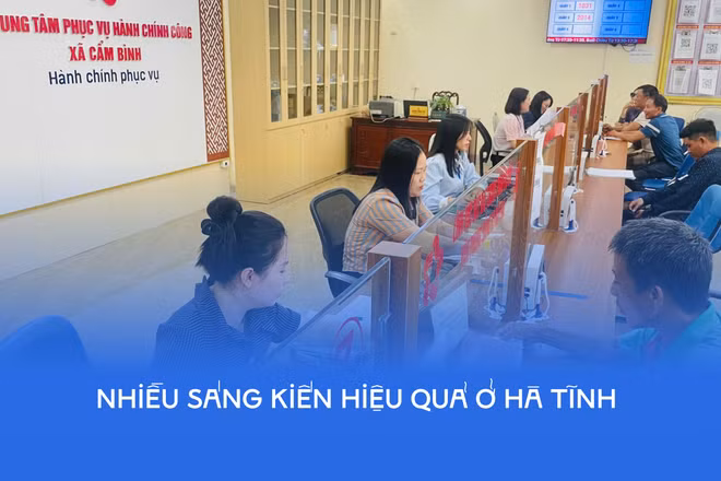 Hướng dẫn người dân cài đặt, sử dụng ứng dụng công dân số i-HaTinh. (Ảnh: NGÔ TUẤN)