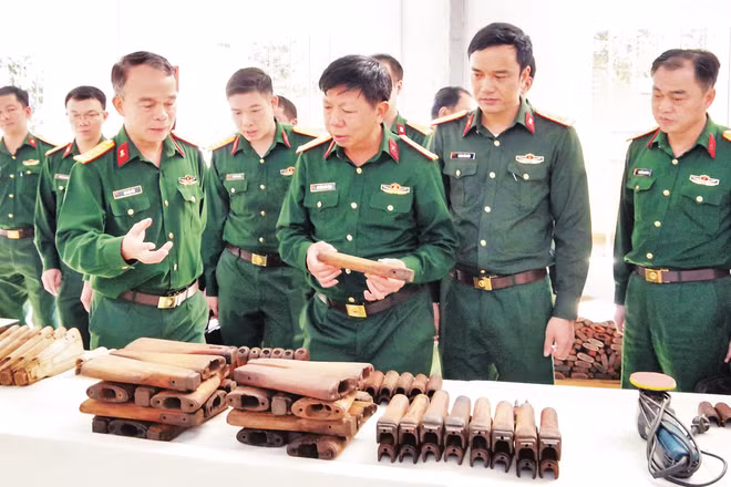 Hội đồng khoa học Cục Hậu cần-Kỹ thuật Quân khu 2 kiểm tra chất lượng chi tiết vũ khí sau tẩy trắng, sấy khô.