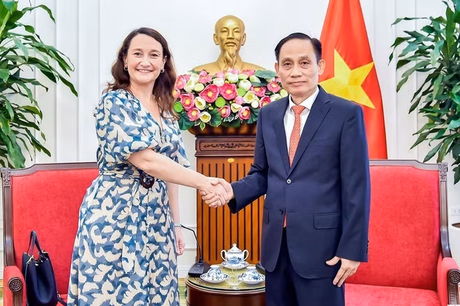 Bộ trưởng Ngoại giao Lê Hoài Trung tiếp Thứ trưởng Ngoại giao Đông Uruguay Valeria Csukasi. (Ảnh: TTXVN)