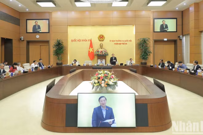 Phó Chủ tịch Quốc hội Nguyễn Khắc Định điều hành nội dung cho ý kiến về dự án Luật sửa đổi, bổ sung một số điều của Luật Công chứng. (Ảnh: DUY LINH)
