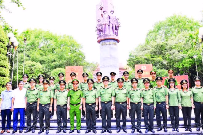 Đoàn cán bộ chủ chốt Học viện An ninh nhân dân tổ chức về nguồn tại Khu di tích Nha Công an Trung ương, xã Minh Thanh, tỉnh Tuyên Quang.