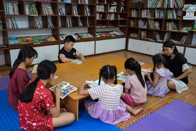 Tách biệt với cái nắng oi ả của ngày hè, thư viện Tích Lộc (thôn Tích Giang 3, xã Phúc Thọ) là một không gian mát mẻ và tĩnh lặng, chỉ có tiếng sột soạt của giấy và tiếng trẻ em thì thầm thảo luận.