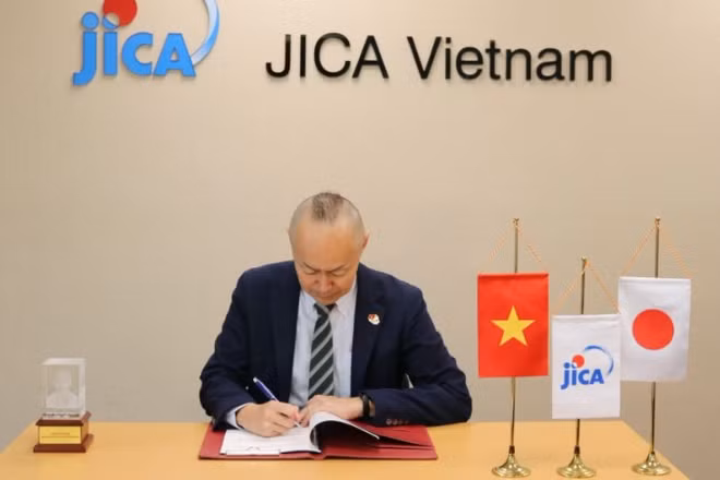 Ông Kobayashi Yosuke, Trưởng Đại diện JICA Việt Nam ký hiệp định vốn vay trị giá 50 tỷ yen.