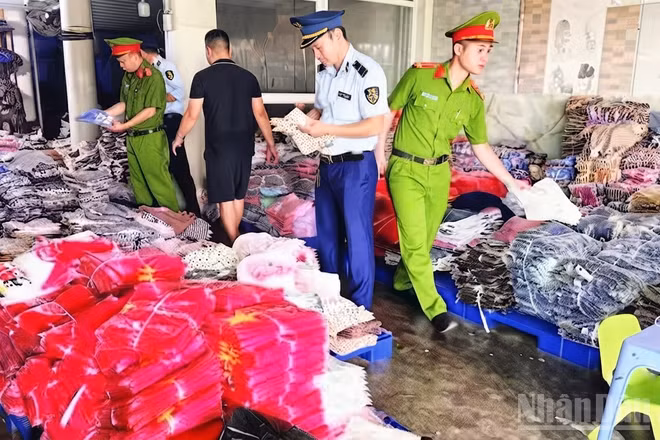 Lực lượng chức năng triển khai đợt cao điểm đấu tranh, xử lý các hành vi xâm phạm quyền sở hữu trí tuệ trong tháng 5/2026. (Ảnh: ĐÌNH PHƯỢNG)