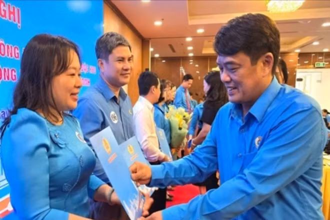 Ông Bùi Thanh Nhân, Chủ tịch Liên đoàn Lao động Thành phố Hồ Chí Minh trao quyết định thành lập công đoàn cho các Chủ tịch Công đoàn phường, xã, đặc khu trên địa bàn thành phố. (Ảnh: Nam Dương) 