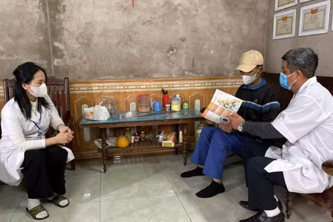 Cán bộ y tế tuyên truyền các biện pháp phòng, chống bệnh lao tại cộng đồng cho người dân trên địa bàn thành phố Hà Nội. (Ảnh: VÂN VÂN)