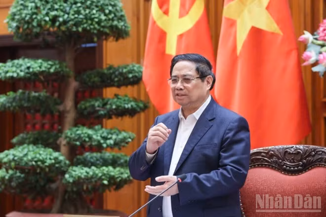 Thủ tướng Chính phủ Phạm Minh Chính kết luận cuộc họp của Thường trực Chính phủ về nguồn kinh phí hỗ trợ xăng dầu. (Ảnh: TRẦN HẢI)