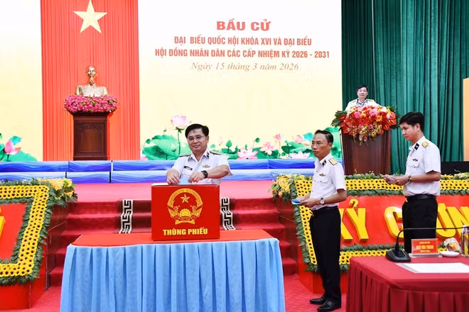 Những lá phiếu được trân trọng bỏ vào thùng phiếu, thể hiện trách nhiệm và niềm tin của cán bộ, chiến sĩ Vùng 5 Hải quân đối với sự phát triển của đất nước.