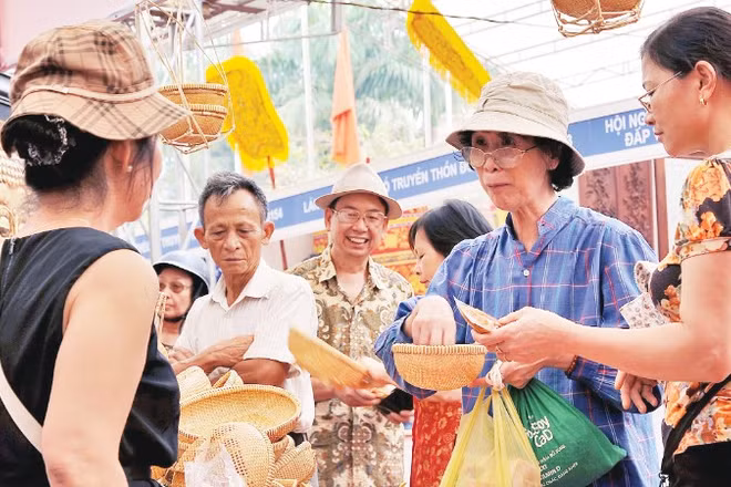 Với nguồn lực còn hạn chế của mô hình kinh doanh truyền thống, các hộ kinh doanh gặp nhiều khó khăn trong giai đoạn hiện nay. (Ảnh: NAM HẢI)