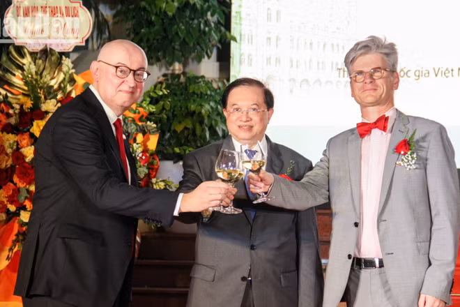 Các đại biểu nâng ly chúc mừng Những ngày Lễ hội Vùng Wallonie, Ngày Thành lập Cộng đồng người Bỉ nói tiếng Pháp và 30 năm thành lập Phái đoàn Wallonie-Bruxelles tại Việt Nam. (Ảnh: BẢO NGÂN)
