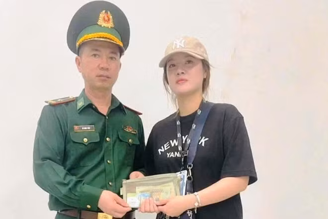 Chị Nguyễn Hà Phương vui mừng nhận lại số tiền đánh rơi từ cán bộ Đồn Biên phòng cửa khẩu quốc tế Móng Cái.