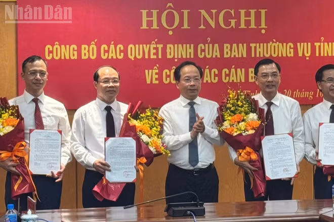 Đồng chí Bí thư Tỉnh ủy Hà Tĩnh Nguyễn Duy Lâm trao quyết định và tặng hoa chúc mừng các đồng chí nhận công tác mới. (Ảnh: NGÔ TUẤN)