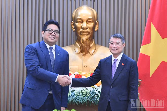 Thủ tướng Chính phủ Lê Minh Hưng và ông Tengku Muhammad Taufik, Chủ tịch kiêm Tổng Giám đốc Tập đoàn Dầu khí quốc gia Malaysia (PETRONAS). (Ảnh: THANH GIANG)