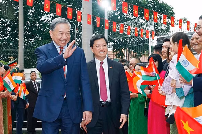 Tổng Bí thư, Chủ tịch nước Tô Lâm gặp gỡ cán bộ, nhân viên Đại sứ quán và cộng đồng người Việt Nam tại Ấn Độ. (Ảnh: TTXVN)
