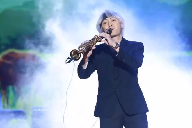 Nghệ sĩ saxophone Taruki Sax (Bảo Anh) trình diễn trên sân khấu.