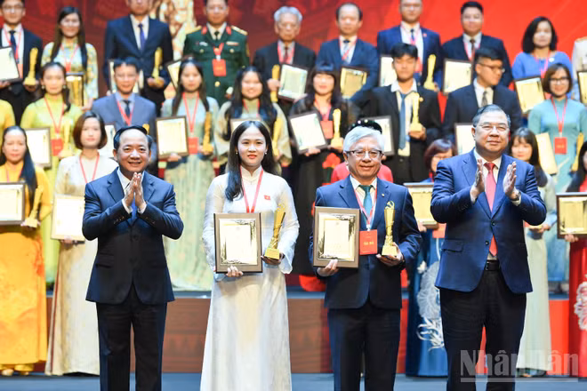 Đồng chí Trịnh Văn Quyết, Ủy viên Bộ Chính trị, Bí thư Trung ương Đảng, Trưởng Ban Tuyên giáo Trung ương, Phó Trưởng Ban Thường trực Ban Chỉ đạo 35 Trung ương và đồng chí Phạm Gia Túc, Ủy viên Bộ Chính trị, Phó Bí thư Thường trực Đảng ủy, Phó Thủ tướng Thường trực Chính phủ, Trưởng Ban Chỉ đạo 35 Đảng ủy Chính phủ, Trưởng Ban Chỉ đạo Cuộc thi trao Giải Đặc biệt của Cuộc thi. (Ảnh: Thế Đại)