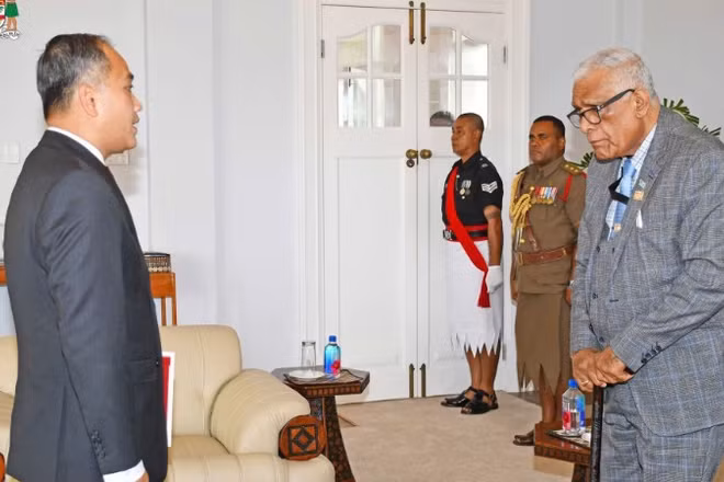Đại sứ Phan Minh Giang đã trình Thư Ủy nhiệm lên Tổng thống Cộng hòa Fiji Ratu Naiqama Tawakecolati Lalabalavu. (Ảnh do Chính phủ Fiji cung cấp)