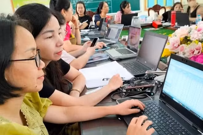 Tập huấn sử dụng học bạ số cho cán bộ, giáo viên Trường tiểu học Yên Mỹ, huyện Thanh Trì, thành phố Hà Nội. (Ảnh MINH PHƯỢNG)