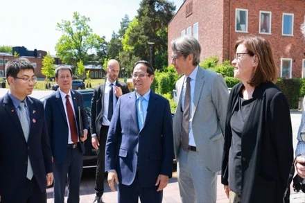 Thủ tướng Phạm Minh Chính tới thăm, làm việc với Viện Y học Karolinska. (Ảnh: TTXVN)