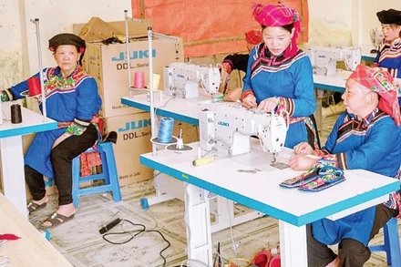 Phụ nữ dân tộc Cơ Lao trong xưởng may thổ cẩm. (Ảnh: Vũ Mừng)