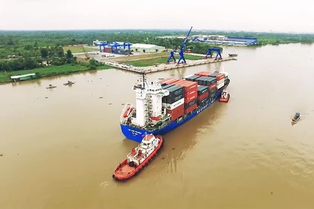 Tàu chở hàng tại cảng Cái Cui, thành phố Cần Thơ.