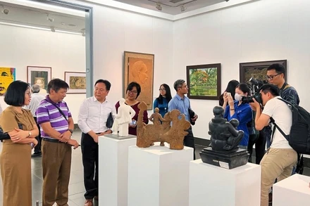 Nghệ sĩ và công chúng tham quan triển lãm "Hồ Chí Minh trong nghệ thuật tạo hình". 