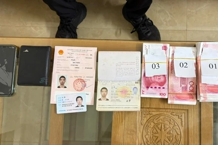 Tiền giả và giấy tờ của đối tượng Bạch Dũng (Trung Quốc) bị phát hiện, bắt giữ.