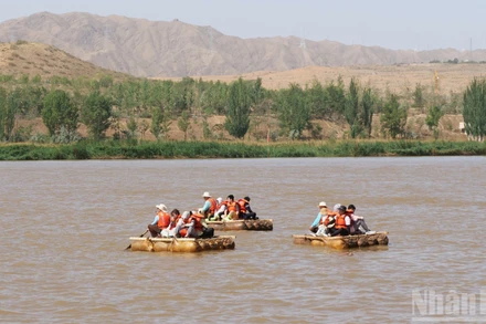 Trải nghiệm đi bè làm từ da cừu trên sông Hoàng Hà ở khu du lịch Sa Pha Đầu.