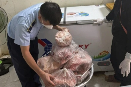  Lực lượng Quản lý thị trường kiểm tra thực phẩm đông lạnh.
