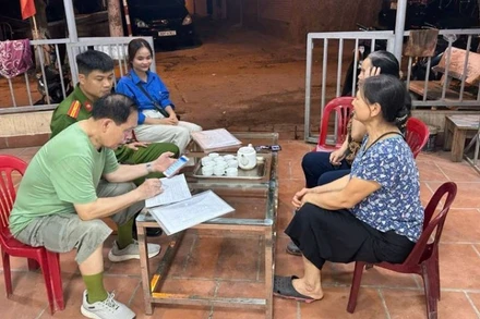 Công an Hà Nội hướng dẫn người dẫn người dân cài đặt VNeID trên điện thoại.