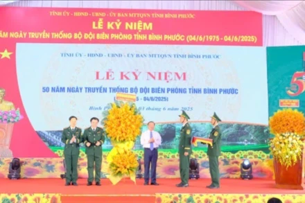 Đồng chí Lại Xuân Môn, Ủy viên Trung ương Đảng, Phó Trưởng Ban Thường trực Ban Tuyên giáo và Dân vận Trung ương, tặng hoa chúc mừng Bộ đội Biên phòng tỉnh Bình Phước.