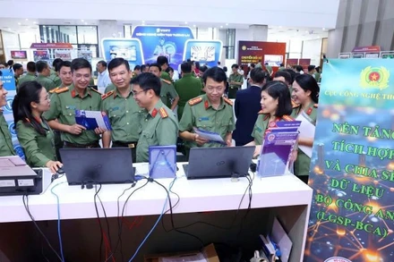 Đại biểu tham quan mô hình chuyển đổi số tại các đơn vị trong lực lượng Công an nhân dân tại Hội nghị trực tuyến toàn quốc Chuyển đổi số lần thứ 3, ngày 10/10/2024. (Ảnh minh họa: Báo Nhân Dân)