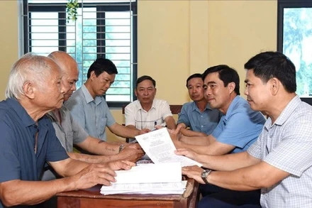 Tổ công tác của Sở Nội vụ Hà Tĩnh trao đổi ý kiến với người dân về chủ trương xây dựng chính quyền địa phương hai cấp.