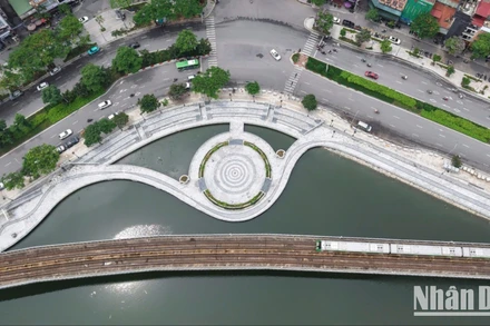 Sân khấu nổi với khán đài trong dự án cải tạo hồ Hoàng Cầu đã hoàn thiện nhiều hạng mục quan trọng, khu vực này sẽ là không gian tổ chức sự kiện ngoài trời quy mô lớn.