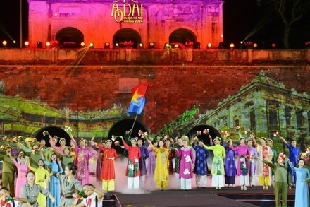Lễ hội Áo dài Du lịch Hà Nội 2024 với chủ đề "Hà Nội - Tinh hoa Áo dài". (Ảnh: THẾ ĐẠI)