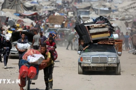 Người dân Palestine sơ tán tránh xung đột tại Gaza. (Ảnh: THX/TTXVN)