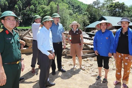 Bí thư Tỉnh ủy Thanh Hóa nắm bắt, chia sẻ thiệt hại do thiên tai gây ra với các hộ dân ở xã Yên Nhân.