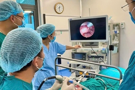 Các bác sĩ đang thực hiện ca phẫu thuật cho bệnh nhi.