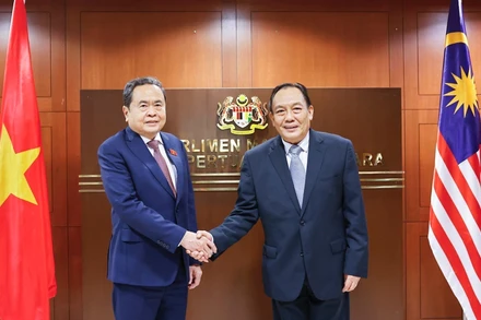 Chủ tịch Thượng viện Malaysia Dato' Awang Bemee Awang Ali Basah đón Chủ tịch Quốc hội Trần Thanh Mẫn. (Ảnh: Doãn Tấn/TTXVN)