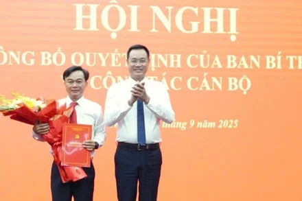 Bí thư Tỉnh ủy Quảng Trị Lê Ngọc Quang trao quyết định của Ban Bí thư và tặng hoa chúc mừng đồng chí Nguyễn Chiến Thắng.